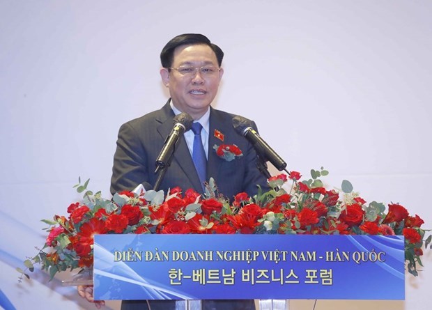 Vuong Dinh Huê et Park Byeong-seug assistent au Forum des entreprises à Séoul